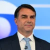 Perdeu e fugiu? Imprensa argentina noticia fuga de Flávio Bolsonaro